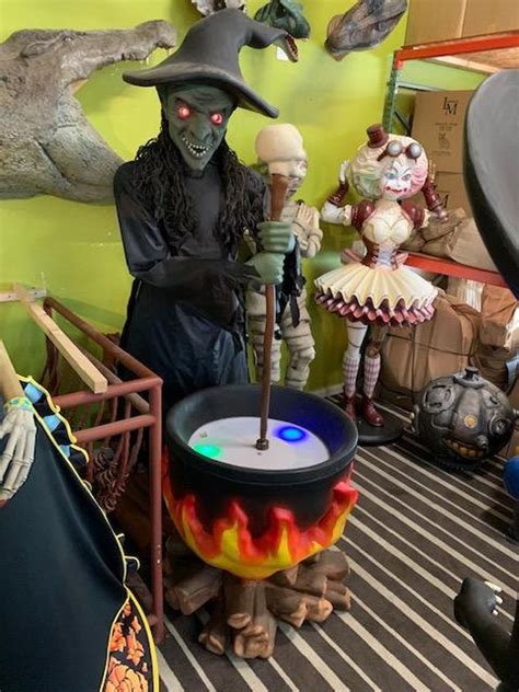 Mechanical witch with pot